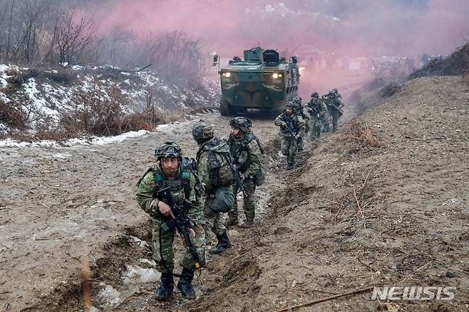 [파주=뉴시스] 사진공동취재단 = 13일 경기 파주 무건리훈련장에서 열린 '아미타이거 시범여단 연합훈련'에서 미 스트라이커여단 대원들이 분대 전술훈련을 하고 있다. 2023.01.13. photo@newsis.com