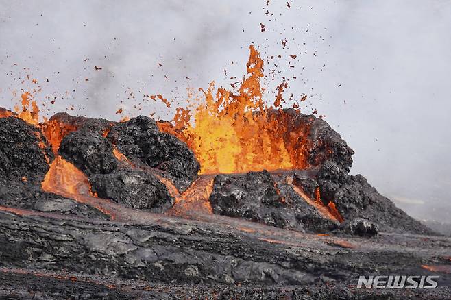 [레이캬비크=AP/뉴시스] 3일(현지시간) 아이슬란드 수도 레이캬비크 남서쪽 32㎞ 떨어진 파그라달스퍄들 화산에서 용암이 흘러내리고 있다. 현지 당국은 이 화산이 활동을 멈춘 지 8개월 만에 활동을 재개했다고 밝혔다. 2022.08.04.