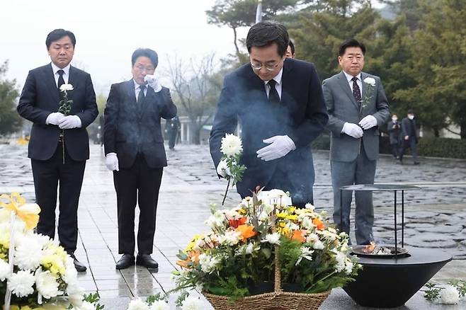 김동연 경기도지사가 14일 경남 김해 봉하마을 노무현 전 대통령 묘역을 참배했다. (사진=김동연 지사 페이스북) *재판매 및 DB 금지