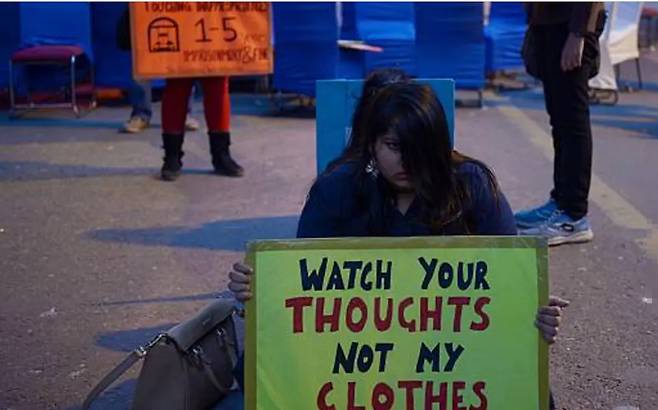 여성 신도 강간 등의 혐의로 재판을 받은 60대 인도 남성의 재판장 앞에 한 여성이 시위하는 모습. 출처 트위터