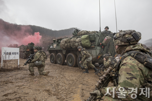 지난 13일 경기도 파주 무건리훈련장에서 실시된 아미타이거 시범여단과 스트라이커여단의 연합훈련에서 한미 양국 장병들이 장갑차 하차전투를 실시하고 있다.사진제공=육군