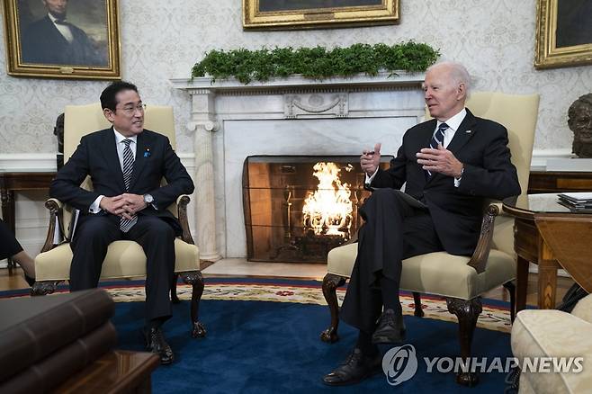 미일 정상 "안보 등에서 한국과 3국 협력 강화" (AP=연합뉴스) 13일(현지시간) 조 바이든 미국 대통령이 워싱턴 백악관 집무실에서 기시다 후미오 일본 총리를 만나고 있다. 2023.1.14