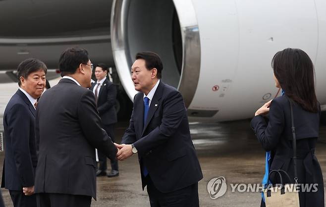 악수하는 윤석열 대통령과 국민의힘 정진석 비대위원장 (성남=연합뉴스) 임헌정 기자 = 윤석열 대통령이 14일 오전 아랍에미리트(UAE) 국빈 방문과 스위스 다보스포럼 참석 등을 위해 성남 서울공항에 도착, 공군 1호기 탑승에 앞서 환송나온 국민의힘 정진석 비대위원장과  인사하고 있다. 2023.1.14 kane@yna.co.kr