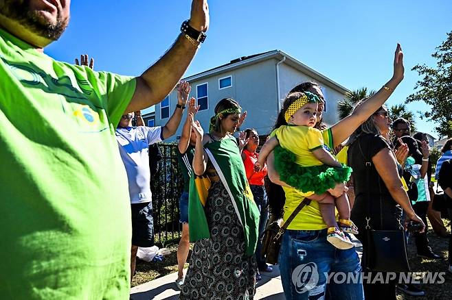 보우소나루 전 브라질 대통령 美 거처 앞에서 쾌유 기원하는 지지자들 (키시미 AFP=연합뉴스) 12일(현지시간) 자이르 보우소나루 전 브라질 대통령이 머무는 미국 플로리다주 키시미의 주택 앞에서 지지자들이 쾌유를 기원하고 있다. 보우소나루 전 대통령은 브라질에서 의회 폭동 일어난 다음 날 복부 통증을 호소하며 플로리다 병원에 입원했다. 2023.01.13 clynnkim@yna.co.kr