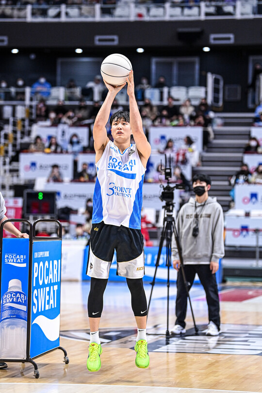 3점슛 콘테스트 우승자 전주 KCC 허웅. ⓒKBL