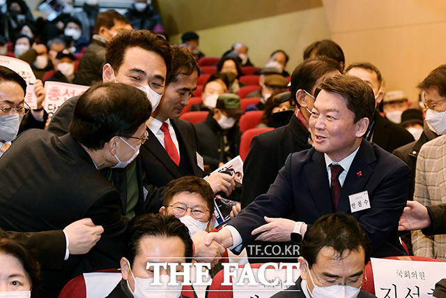 이날 양천갑 당원대회에 참석한 안 의원은 당원들과 일일이 얼굴을 마주하며 인사를 나눴다. /이선화 기자