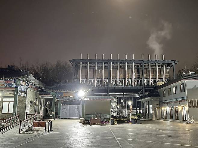 지난 7일 중국 베이징 차오양구의 한 화장장. 늦은 밤에도 화장터 고로에서 흰색 연기가 피어 오르고 있다./베이징=이벌찬 특파원