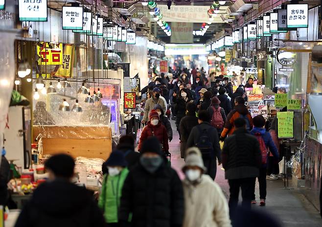 12일 서울 망원시장에서 시민들이 장을 보고 있다. /연합뉴스