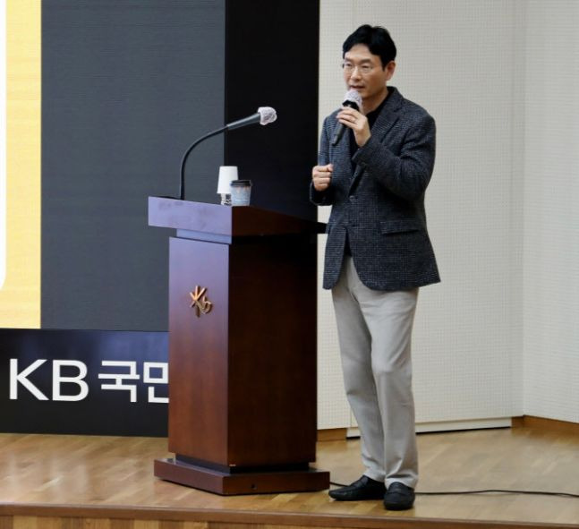 지난 13일 열린 KB국민카드 2023년 상반기 경영전략회의에서 이창권 KB국민카드 사장이 발언하고 있는 모습. /KB국민카드 제공