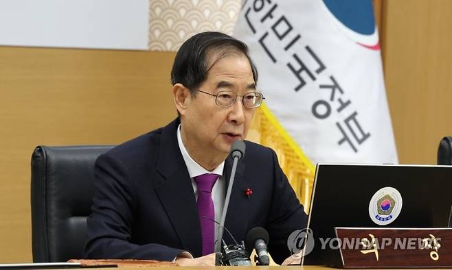 국무회의에서 발언하는 한덕수 총리 (세종=연합뉴스) 김주형 기자 = 한덕수 국무총리가 10일 오전 세종시 정부세종청사에서 서울청사와 영상으로 연결해 열린 국무회의를 주재하고 있다. 2023.1.10 kjhpress@yna.co.kr (끝)