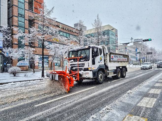 강원도 동해안 일대에 많은 눈이 내린 가운데 제설차가 강릉 시내에서 도로에 쌓인 눈을 치우고 있다. 강릉시 제공