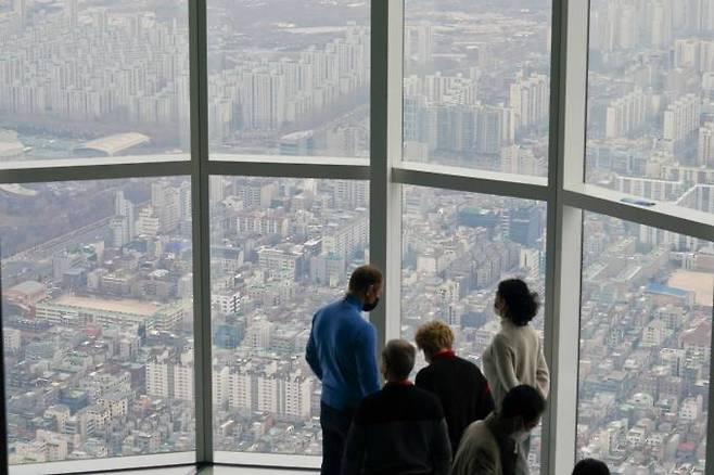 서울 송파구 롯데월드타워에서 바라본 송파구와 강남구 아파트 단지 모습.&nbsp; &nbsp;쿠키뉴스 DB