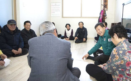 울릉군이 새해 벽두 군민과 소통하는 공감행정을 펼치기위해 읍면 방문에 나섰다. 사진은 남한권  울릉군수가 경로당을 방문해 지역어르신들에게 문안인사를 드리고 있다(울릉군 제공)