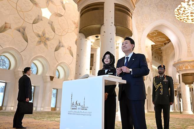 [아부다비=뉴시스] 전신 기자 = 아랍에미리트(UAE)를 국빈 방문 중인 윤석열 대통령이 15일(현지시간) 아부다비 셰이크 자이드 그랜드 모스크를 방문해 방명록을 작성하고 있다. (사진=대통령실 제공) 2023.01.15. photo@newsis.com *재판매 및 DB 금지