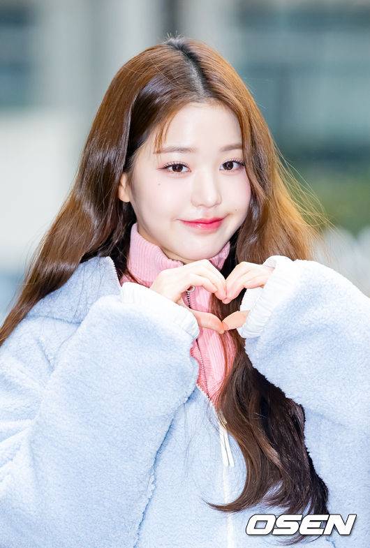 [OSEN=민경훈 기자] 아이브 (IVE) 장원영이 13일 오후 서울 영등포구 여의도동 KBS신관에서 진행된 KBS 2TV ‘뮤직뱅크’ MC 리허설을 위해 방송국으로 들어섰다.아이브 장원영이 취재진 앞에서 포즈를 취하고 있다. 2023.01.13 / rumi@osen.co.kr