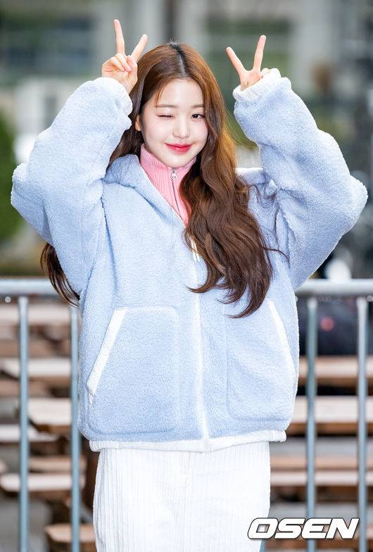 [OSEN=민경훈 기자] 아이브 장원영이 13일 오후 서울 영등포구 여의도동 KBS신관에서 진행된 KBS 2TV ‘뮤직뱅크’ MC 리허설을 위해 방송국으로 들어섰다.아이브 장원영이 취재진 앞에서 포즈를 취하고 있다. 2023.01.13 / rumi@osen.co.kr