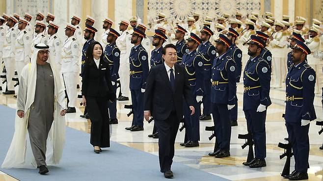 무함마드 빈 자예드 알 나흐얀 UAE 대통령과 의장대를 사열하고 있는 윤석열 대통령 (사진=연합뉴스)