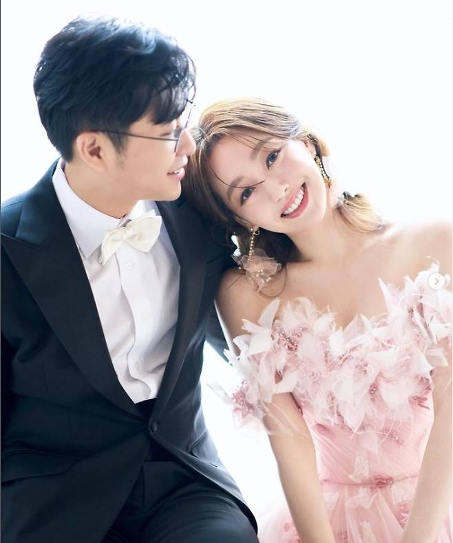 오늘(15일) 결혼식을 올린 강아랑 KBS 기상캐스터(오른쪽)와 동갑내기 비연예인 남자친구. 강아랑 인스타그램 캡처