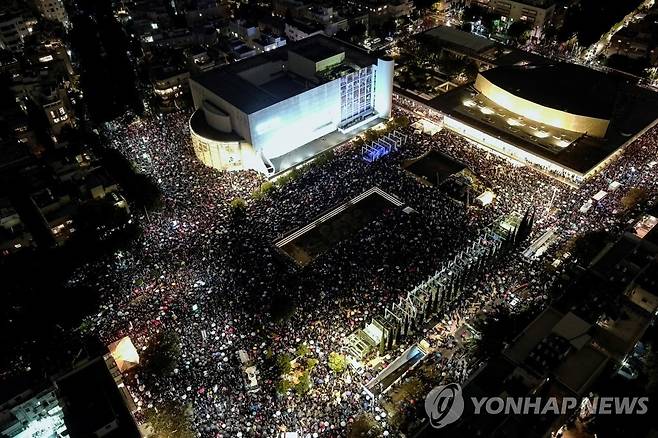 '사법개혁안 반대' 이스라엘 시위  (텔아비브 로이터=연합뉴스) 14일(현지시간) 텔아비브의 한 대형 광장에서 베냐민 네타냐후 총리의 우파 연립정부와 이 정부가 제안한 '사법개혁안'에 반대하는 시위에 수만명의 인파가 운집했다.2022.1.15. photo@yna.co.kr