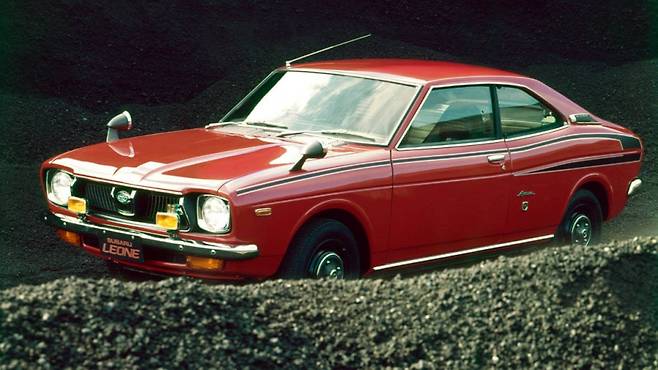 스바루 레오네. 아우디 콰트로보다 먼저 나온 대량생산형 사륜구동 차량이다.