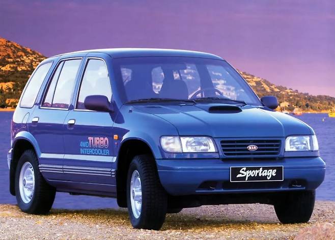 1세대 기아 스포티지는 토요타 RAV4 보다 1년 먼저 나왔다.