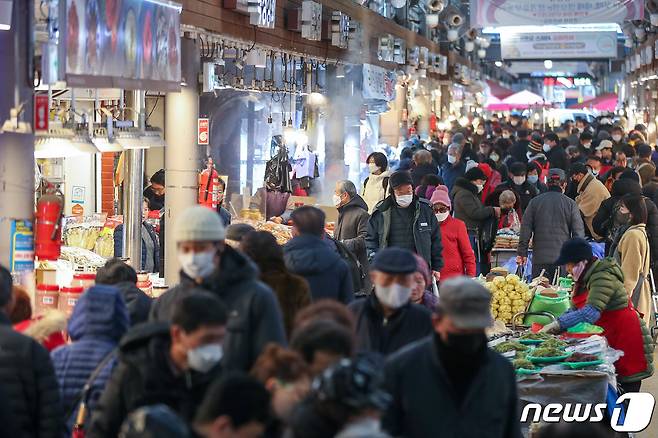 설 명절을 일주일 앞둔 지난 15일 서울 동대문구 청량리 청과물시장이 설 제수용품을 구입하러 나온 시민들로 북적이고 있다. /뉴스1 ⓒ News1 민경석 기자