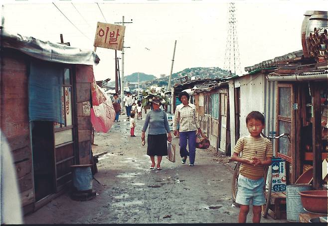 1973년 청계천변 이발소 앞길. (서울역사박물관 제공원