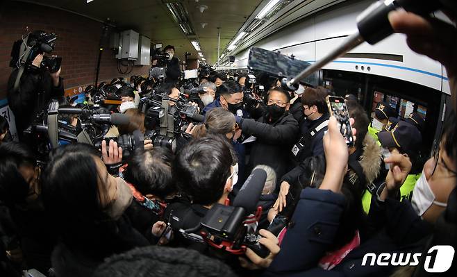 전국장애인차별철폐연대(전장연) 회원들이 지난 2일 오전 서울 삼각지역에서 장애인 권리 예산 확보를 위한 지하철 타기 선전전에 나섰으나 승차를 저지당하고 있다. 전장연은 이날 오전 9시 31분께 기자회견을 마친 뒤 시위를 위해 열차에 탑승하려고 했으나 서울교통공사에 막혀 승차를 저지당한 뒤 현재 대치 중이다. 2023.1.2/뉴스1 ⓒ News1 이동해 기자