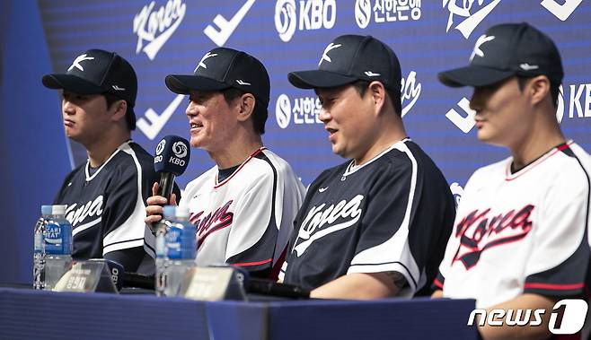 이강철 WBC 대표팀 감독이 16일 오후 서울 강남구 리베라 호텔에서 열린 '2023 WBC(월드 베이스볼 클래식) 대표팀 기자회견'에 참석해 취재진의 질문에 답하고 있다. 2023.1.16/뉴스1 ⓒ News1 이승배 기자