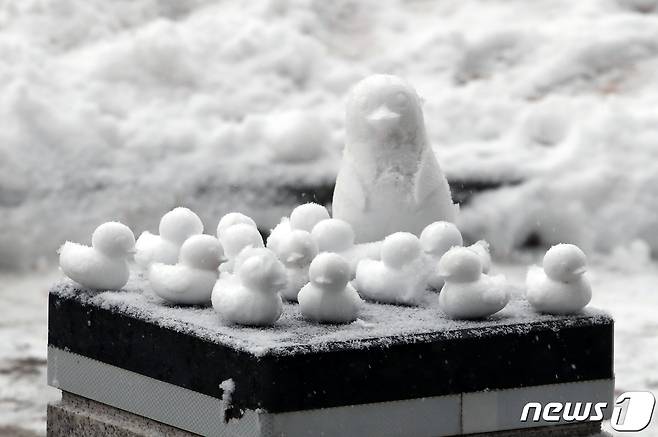 경기 부천시청 앞에 놓인 눈오리.  ⓒ News1