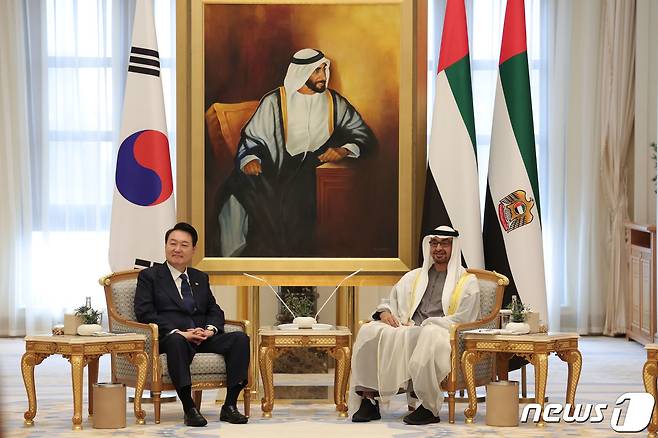 윤석열 대통령이 15일 오전(현지시간) 아랍에미리트(UAE) 아부다비 카사르 알 와탄에서 모하메드 빈 자이드 알 나하얀 UAE 대통령과 확대회담을 하고 있다.(대통령실 제공) 2023.1.16/뉴스1 ⓒ News1 안은나 기자