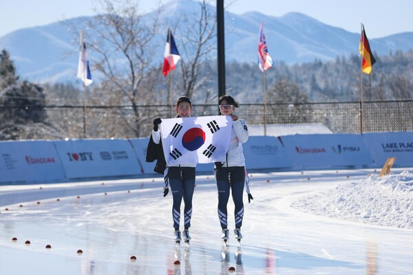 김민선은 16일(한국시각) 미국 뉴욕주 레이크플래시드에 위치한 제임스셰필드 스피드스케이팅 오벌경기에서 열린 '2023 레이크플래시드 동계유니버시아드' 여자 스피드스케이팅 1000m 경기에서 1분20초46의 신기록으로 금메달을 목에 걸었다. 김민선과 박채은. 사진┃대한체육회