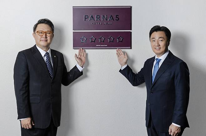 사진 : 지난 13일 파르나스호텔 여인창 대표(오른쪽)와 파르나스 호텔 제주 김호경 총지배인(왼쪽)이 참석한 가운데 파르나스 호텔 제주 5성 호텔 현판식이 진행됐다.