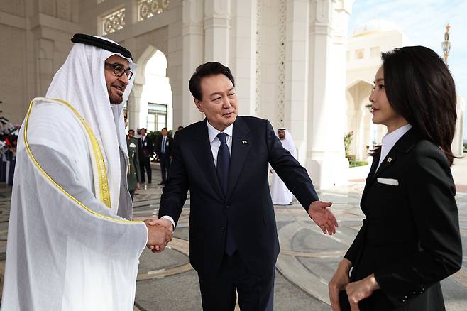 아랍에미리트(UAE)를 국빈 방문 중인 윤석열 대통령과 김건희 여사가 15일(현지시각) 아부다비 대통령궁에서 열린 공식 환영식에 앞서 무함마드 빈 자예드 알 나흐얀 UAE 대통령의 영접을 받고 있다. /연합뉴스