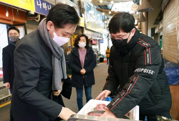 김주현 금융위원장이 16일 구정 설 명절을 앞두고 전통시장 (서울 종로구 통인시장)을 방문해 과일, 고기 등 명절 성수품을 직접 구입하면서 설 물가를 살펴보는 한편, 전통시장 내 소상공인들의 애로사항을 현장에서 청취헀다. 금융위제공