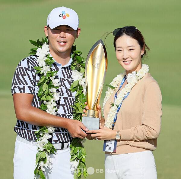 2023년 미국프로골프(PGA) 투어 소니 오픈 골프대회 우승을 차지한 김시우 프로가 아내 오지현 프로와 우승의 기쁨을 나누는 모습이다. 사진제공=ⓒAFPBBNews = News