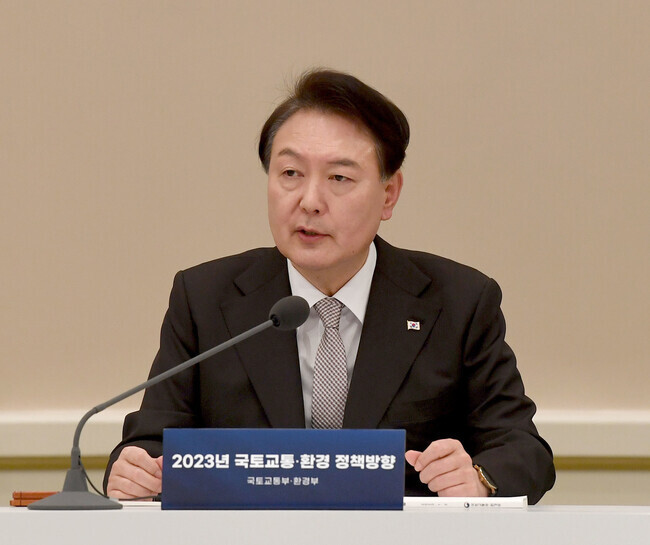 윤석열 대통령이 지난 3일 청와대 영빈관에서 열린 ‘2023 국토교통·환경 정책방향’ 업무보고에서 머리발언을 하고 있다. 대통령실사진기자단