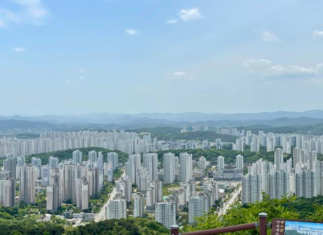 세종시 원수산 정상에서 본 신도시 풍경. 한국일보 자료사진