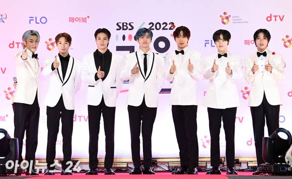 그룹 NCT 드림이 24일 오후 서울 고척스카이돔에서 열린 2022 SBS 가요대전 레드카펫에서 포즈를 취하고 있다. [사진=김성진 기자]