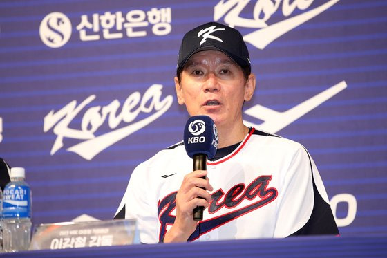 16일 기자회견에 참석한 이강철 WBC 대표팀 감독. 뉴스1