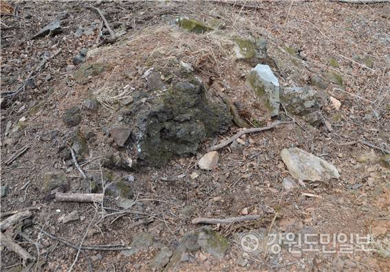 ▲ 동해시에 쇠부리터·숯가마터·철불·봉수대·백자·유기·석회·대마가마터·아연·시멘트 등 고대시대부터 이어져 오는 화철(火鐵)유적이 최소 40여곳 이상 발견되고 있어 불과 철을 매개로 하는 화철역사문화도시로 재창조할 필요성이 제기되고 있다.B지역  쇠부리 터 모습.