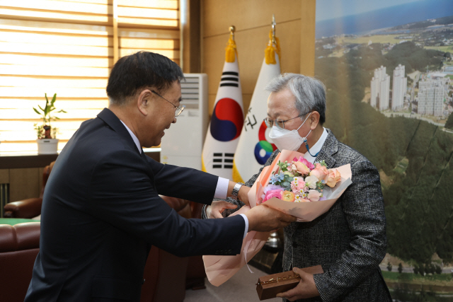 ▲ 권성준 양양군보건소장 퇴임식이 16일 군수실에서 열렸다.