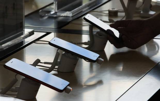 서울 시내 한 휴대전화 판매 매장. 사진=연합뉴스