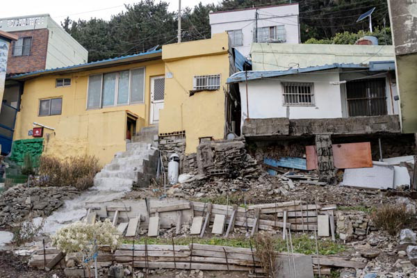 부산지역 초등학교 주변에 빈집이 급증하면서 통학로 안전에 비상이 걸렸다. 사진은 서구 남부민초 인근의 빈집 추정 건물.  이원준 기자