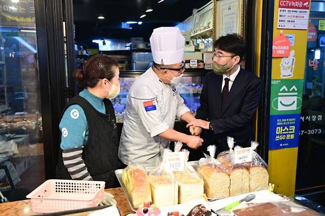 동구청이 오는 20일까지 전통시장 장보기 행사를 진행한다. 윤석준 동구청장이 상인과 인사를 나누고 있다. (동구 제공) 2023.01.16