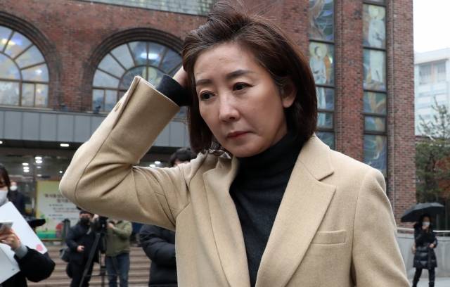 나경원 전 국민의힘 의원이 15일 오전 서울 동작구 흑석동 성당에서 미사를 마친 후 이동하고 있다. 뉴시스