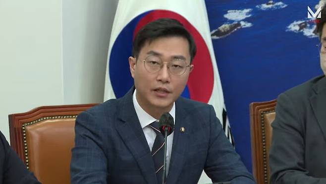 ▲장경태 더불어민주당 의원이 16일 오전 국회 당 대표 회의실에서 열린 최고위원회의에서 외교부가 윤 대통령의 바이든 날리면 발언을 보도한 MBC에 정정보도를 청구한 것을 두고 공권력을 함부로 사용하지 말라고 비판하고 있다. 사진=더불어민주당 영상 갈무리