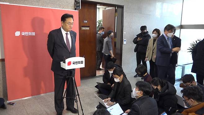 ▲정진석 국민의힘 비상대책위원장이 16일 오전 국회 본관 228호 앞에서 연 비대위 회의 후 브리핑에서 왜 윤석열 대통령이 아닌 외교부가 바이든 발언 보도 관련 MBC에 소송을 했는지, 윤 대통령이 직접 밝히지 않고 정정요구가 가능한지 등을 묻자 외교부에 물어보라고 답변을 피하고 있다. 사진=미디어오늘 영상 갈무리