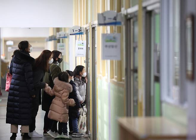 지난 4일 서울 마포구의 한 초등학교 예비소집에 참석한 예비 초등학생과 학부모들이 교실을 둘러보고 있다. [사진 출처 = 연합뉴스]