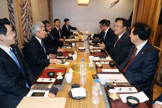 서울서 만난 한일 의원들 국회 한일의원연맹 회장인 정진석 국민의힘 비상대책위원장(오른쪽 둘째)이 16일 서울 여의도의 한 식당에서 한일·일한협력위원회 참석차 방한한 나카소네 히로후미 일본 참의원(왼쪽 둘째) 일행과 대화하고 있다.  【연합뉴스】